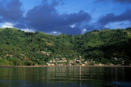 Archipel-des-Comores;-Baie;-Ciel-dorage;-Collines;-Forêt;-France;-Kaleidos;-Kaleidos-images;-La-parole-à-limage;-Laurent-Abad;-Mayotte;-Mer-calme;-Océan-Indien;-Stories-Pictures;-Village
